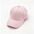 Detaillierte Seitenansicht einer minimalistischen hellrosa Baumwoll-Baseballkappe für Damen - Hellrosa / Erwachsene, Hutumfang 58cm Verstellbar