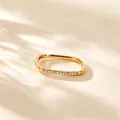 Macro-detail van een 18k vergulde vierkante ring met micro-gezette pavé-kristallen. - US 5 / Goud