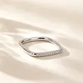 Gedetailleerde weergave van een minimalistische vierkante titanium stalen ring met steentjes - US 5 / Zilver