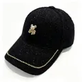 Dettaglio cappellino da baseball in tweed nero con strass e orso di perle - Taglia Adulto (Regolabile 58cm) / Nero
