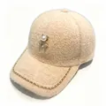 Dettaglio cappellino in peluche con orsetto di perle e catena di strass scintillante - Taglia Adulto (Regolabile 58cm) / Beige