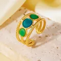 Détail d'une bague tressée en acier titane doré avec trois pierres vertes. - Taille unique / Style Pierre Naturelle Ronde Verte (A522)