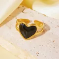 Dettaglio ravvicinato di un anello aperto in acciaio PVD oro con cuore nero - Taglia unica / Stile Pietra a Cuore Nera (A522)