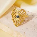 Détail d'une bague coeur dorée PVD avec œil maléfique et pierre naturelle. - Taille unique / Style Cœur Mauvais Œil Noir (A522)