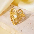 Gros plan d'une bague vintage en forme de cœur avec œil en acier titane doré et pierre - Taille unique / Style Cœur Mauvais Œil Blanc (A522)