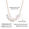 Vue détaillée d'un collier en pierre naturelle avec chaîne en acier inoxydable. - Blanc (YYN026054-WT)