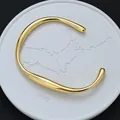 Elegantes goldenes, unregelmäßiges geometrisches Armband im minimalistischen Luxusstil. - Wellen-Offenes Armband (SL0233) / Gold