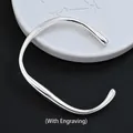 Minimalistischer, silberfarbener geometrischer Armreif mit polierter Oberfläche - Wellen-Offenes Armband (SL0233-Mit Inschrift) / Silber