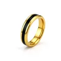 Nahaufnahme eines 4mm goldenen Edelstahlrings mit schickem schwarzem Emaille-Band. - Größe 7 / 4mm Breite / Goldschwarz