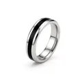 Detailansicht eines minimalistischen 4mm Edelstahlrings mit schwarzer Emaille-Einlage - Größe 7 / 4mm Breite / Silberschwarz