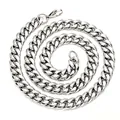 Detailansicht einer hochglanzpolierten silbernen Edelstahl-Panzerkette für Herren - 4mm Breite Karabinerverschluss (80cm)