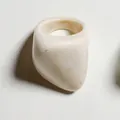 Primer plano de un anillo de acrílico blanco crema con diseño geométrico elegante - Estilo Geométrico Grueso (32957) / Blanco Roto