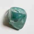 Detalle de un anillo de acrílico verde azulado translúcido con jaspeado blanco - Estilo Geométrico Grueso (32957) / Azul lago