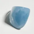 Vista macro de la textura translúcida de un anillo acrílico azul claro cuadrado minimalista. - Estilo Geométrico Grueso (32957) / Azul cielo