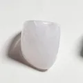 Primer plano de anillo de acrílico veteado blanco con diseño moderno cuadrado-redondo - Estilo Geométrico Grueso (32957) / Blanco