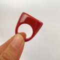Anillo cuadrado de acrílico rojo con acabado brillante sostenido para referencia - Estilo Geométrico Grueso (32958) / Rojo