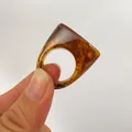 Anillo geométrico minimalista de acrílico ámbar con una textura de carey elegante - Estilo Geométrico Grueso (32958) / Marrón