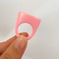 Anillo minimalista de acrílico rosa con forma cuadrada, joya de moda para mujer - Estilo Geométrico Grueso (32958) / Rosa