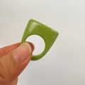 Elegante anillo de acrílico verde lima geométrico para mujer - Estilo Geométrico Grueso (32958) / Verde