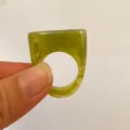 Anillo grueso de acrílico verde oliva con textura de mármol y diseño cuadrado en la mano - Estilo Geométrico Grueso (32958) / Verde Musgo