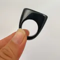 Anillo minimalista de acrílico negro con un diseño geométrico cuadrado-redondo nicho. - Estilo Geométrico Grueso (32958) / Negro