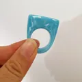 Anillo moderno de acrílico azul con efecto mármol, parte superior cuadrada y banda - Estilo Geométrico Grueso (32958) / Azul cielo