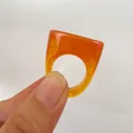 Elegante anillo cuadrado de resina acrílica naranja con un diseño geométrico - Estilo Geométrico Grueso (32958) / Naranja