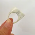 Anillo geométrico de acrílico con patrón de mármol blanco y diseño de nicho cuadrado-redondo - Estilo Geométrico Grueso (32958) / Beige