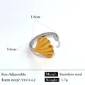 Bague réglable en acier inoxydable bicolore avec un motif délicat de feuille de ginkgo dorée - Réglable / Style de contraste de texture de feuille de ginkgo (JZ-YS531-6-J) / Bicolore (Or et Argent)