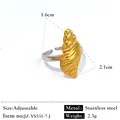 Bague ajustable en acier inoxydable bicolore avec un détail de coquillage doré - Réglable / Style en forme de coquillage/escargot (JZ-YS531-7-J) / Bicolore (Or et Argent)
