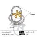 Bague réglable élégante en acier inoxydable bicolore avec un motif de fleur dorée. - Réglable / Style de contraste à fleur dorée (JZ-YS538-6) / Bicolore (Or et Argent)