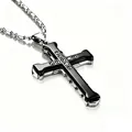 Primo piano dettagliato di una collana con ciondolo a croce argento e nero con cristalli - Croce a Doppio Strato (Nero/Catena a Bambù) / Nero
