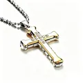 Dettaglio di una collana con ciondolo a croce multistrato in oro e argento lucido - Croce a Doppio Strato (Oro/Catena a Bambù) / Oro