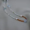 Gros plan détaillé des pierres bleues irrégulières et des perles d'eau douce d'un collier - Collier patchwork en pierres bleues irrégulières et perles d'eau douce