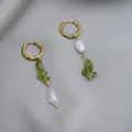 Gedetailleerd zicht op 18k vergulde titanium oorbellen met groene steen en parel - Groene gebroken steen zoetwaterparel oorbellen / Eén paar / Groen