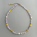 Détails du collier de perles d'eau douce et de pierres d'améthyste violettes irrégulières - Collier en perles avec pierres violettes et perles transparentes jaunes