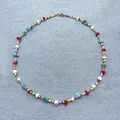 Vue détaillée d'un collier boho coloré avec pierres irrégulières et perles d'eau douce. - Ras du cou perlé en pierres patchwork multicolores