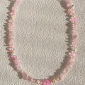 Gros plan d'un collier avec des perles de pierre rose irrégulières et des perles d'eau douce. - Ras du cou perlé en pierres concassées rose clair