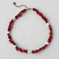Gedetailleerde weergave van halsketting met rode onregelmatige stenen en zoetwaterparels - Donkerrode gebroken steen zoetwaterparel choker / 38cm+5cm / Rood