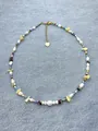 Détail d'un collier fait main avec des perles d'eau douce et des pierres irrégulières - Collier fait main en patchwork multi-matériaux