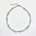 Détail d'un collier artisanal avec des pierres vertes et des perles d'eau douce - Collier en perles et pierres concassées amazonite turquoise