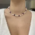 Vue détaillée d'un collier avec améthyste, quartz rose et perles porté par un modèle. - Ras du cou perlé en améthyste et quartz rose concassés
