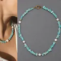 Collier perlé élégant avec des pierres concassées bleues et des perles d'eau douce blanches - Collier en pierres concassées style amazonite bleu de mer