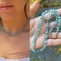 Collier élégant de perles en pierre concassée bleu clair avec fermoir magnétique doré. - Ras du cou magnétique en pierres concassées bleu clair