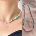 Collier en pierres concassées irrégulières avec perles d'eau douce et détails dorés fins - Collier en perles et pierres irrégulières patchwork multicolore