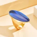 Bague vintage dorée ornée d'une grande pierre ovale en cristal bleu translucide chic - Taille 7 / Bleu saphir