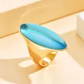 Bague vintage dorée avec un grand cristal ovale bleu translucide de style minimaliste - Taille 7 / Bleu lac