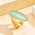 Bague rétro dorée à large bande avec une grande pierre verte ovale, style épuré. - Couleur Jade