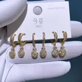 Funkelndes vergoldetes Zirkon-Ananas-Ohrring-Set mit drei Paaren auf einer Displaykarte - Ananas Stil mit Volldiamanten (2827)
