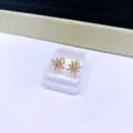 Elegante goldene sternförmige Titanstahl-Ohrstecker mit funkelndem Zirkonia und Schraubverschluss - Goldener Octagramm-Schneeflockenstil